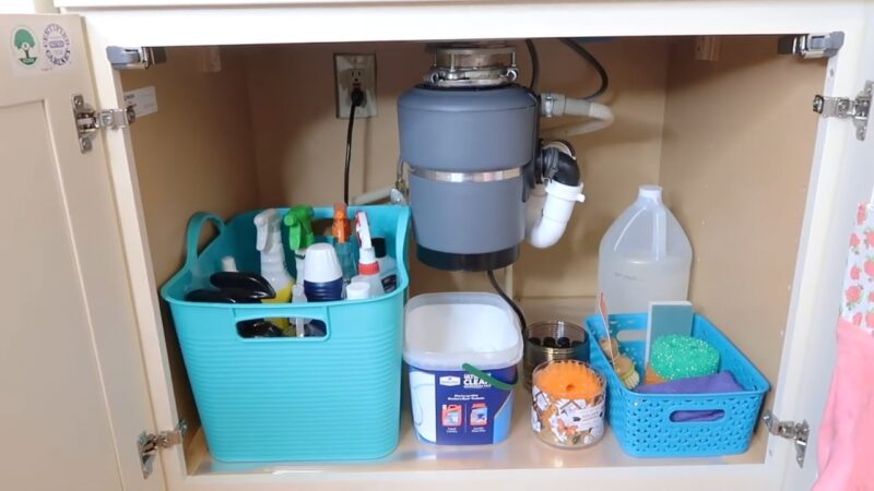 Sredstva za čišćenje spakovana ispod sudopere