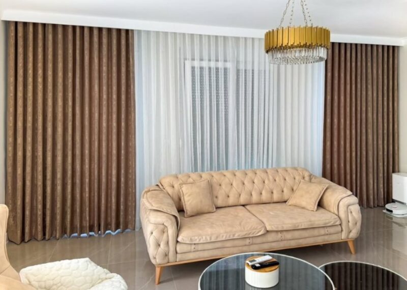 Kombinacija svetlije zavese i tamnih drapera