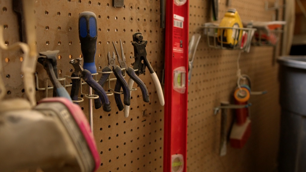 Alat postavljen na zidu u šupi