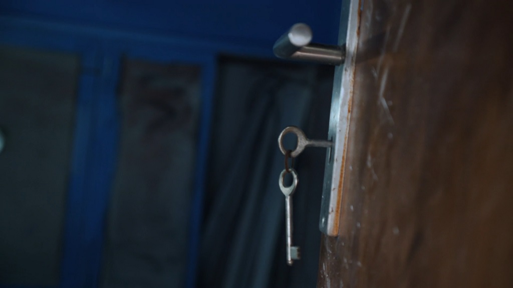 Ključevi u bravi na ulaznim vratima vikendice