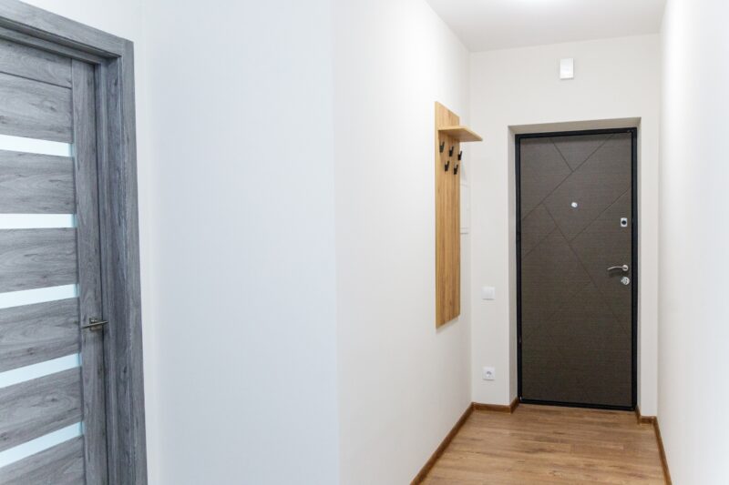 prikaz osvetljenog malog hodnika