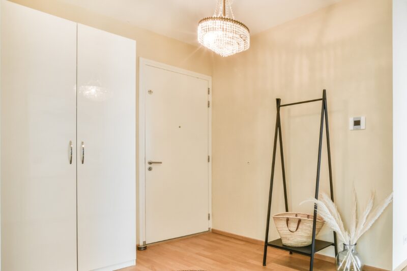 prikaz lepo sređenog malog hodnika