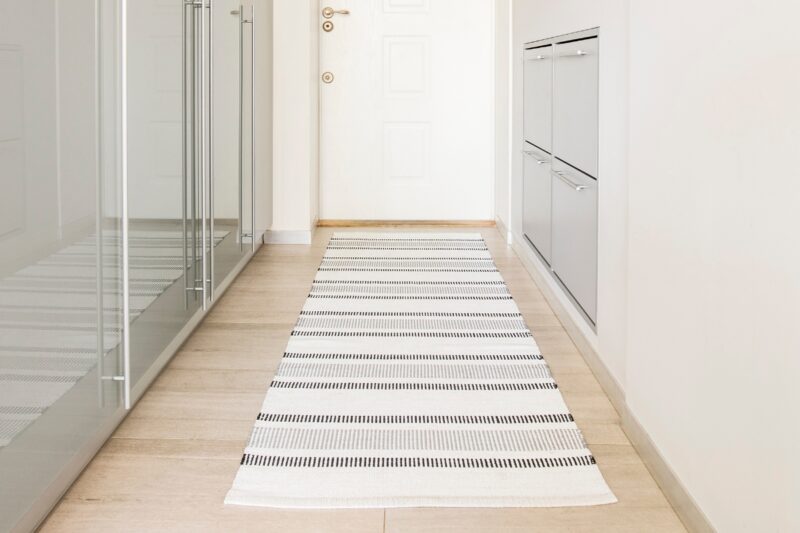 prikaz sivo bele staze u hodniku