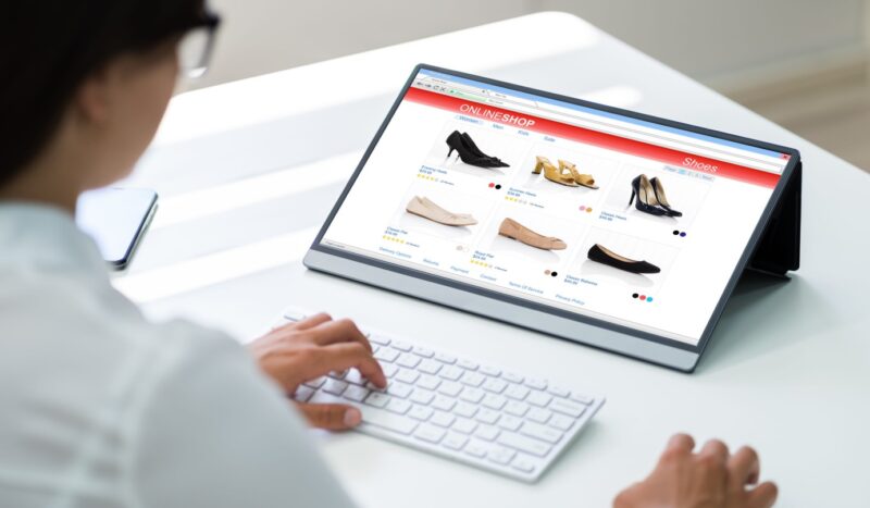 E-commerce specijalista radi na online prodavnici i upravlja ponudom proizvoda